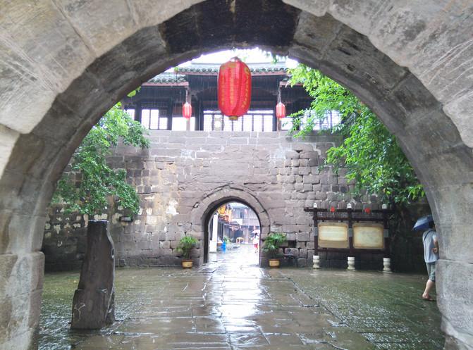 李思：一案一群聊 矛盾线上解
